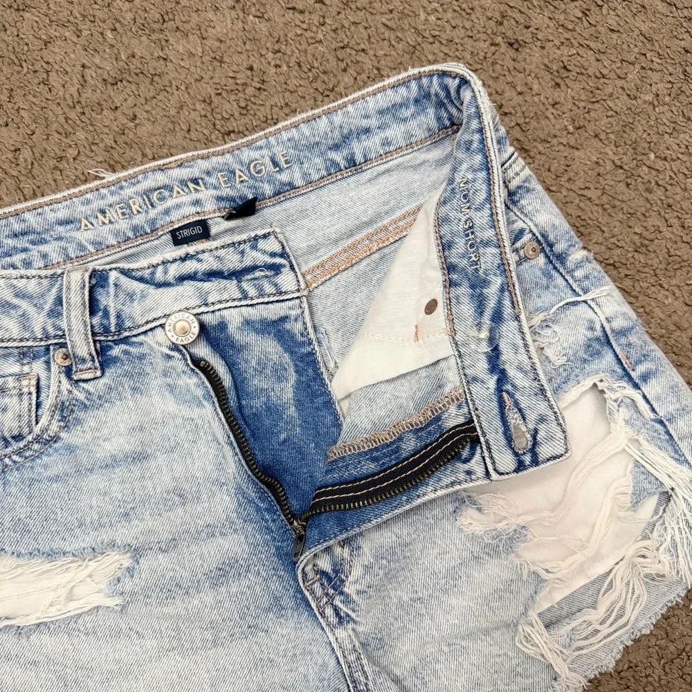 American Eagle High Rise Strigid Distressed Denim Mom Short Faded Light Size 2 - Picture 5 of 7